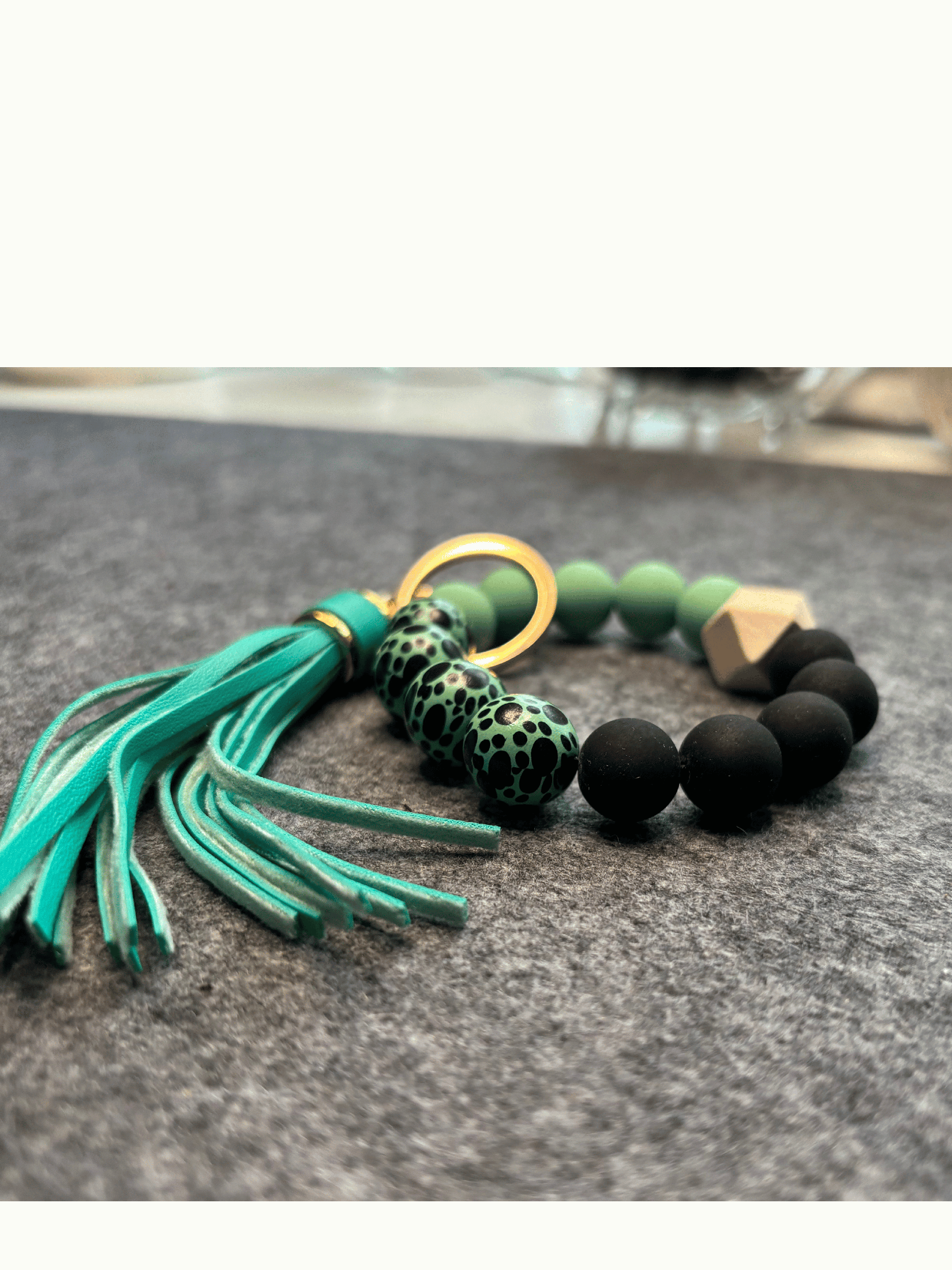 Nyckelring: Armband med hundtass pärlor Nyckelringar