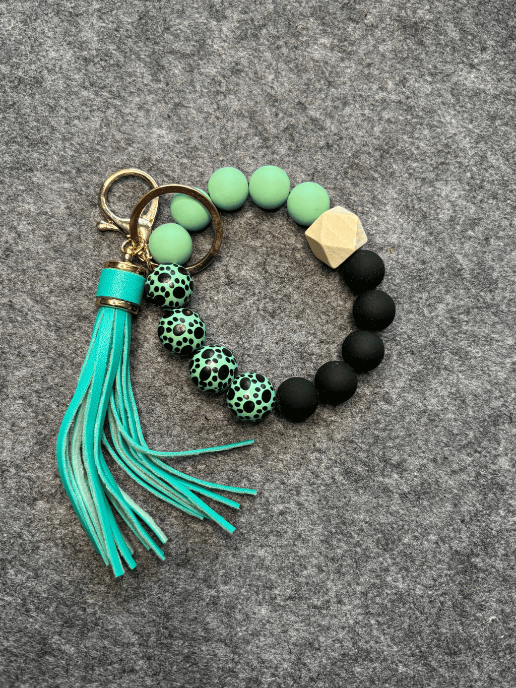 Nyckelring: Armband med hundtass pärlor Nyckelringar