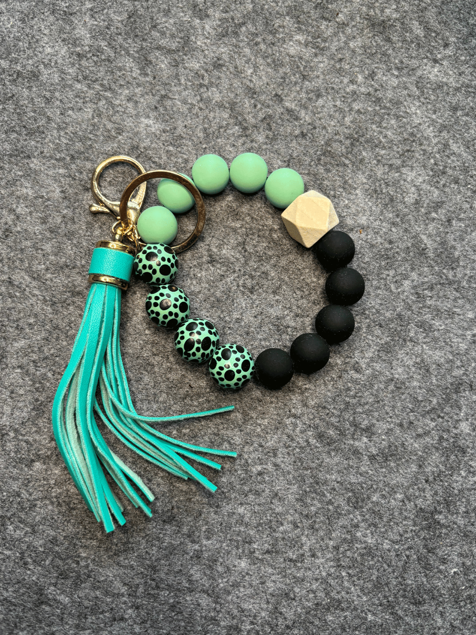 Nyckelring: Armband med hundtass pärlor Nyckelringar