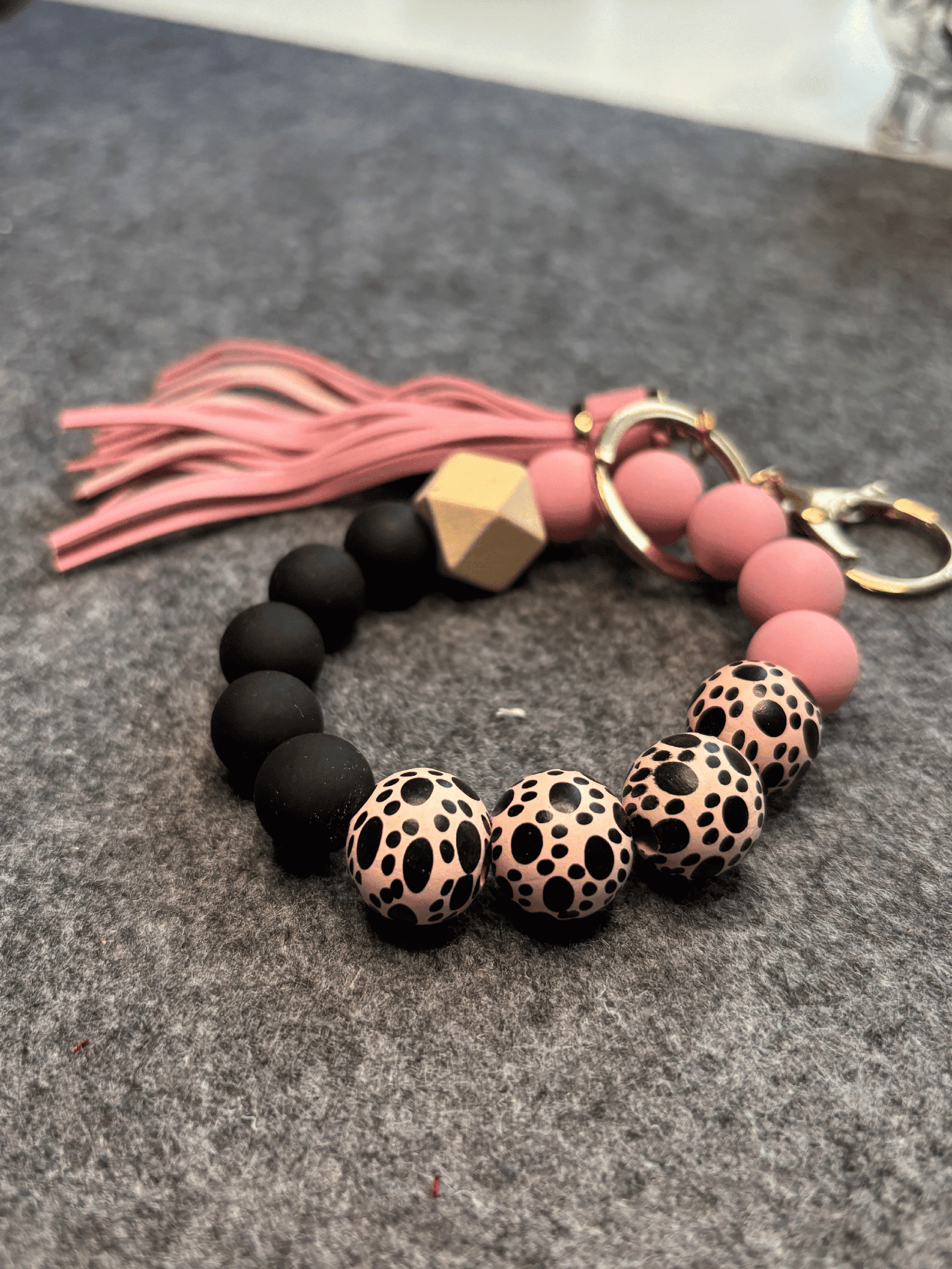 Nyckelring: Armband med hundtass pärlor Nyckelringar